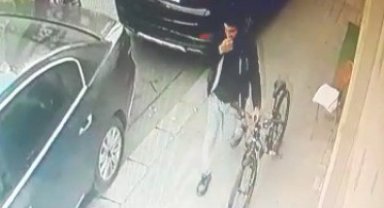 Bisikleti kimseye aldırış etmeden çaldı