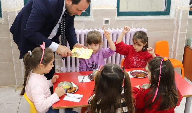 Bursa'da öğrencilere ücretsiz yemek uygulaması başladı