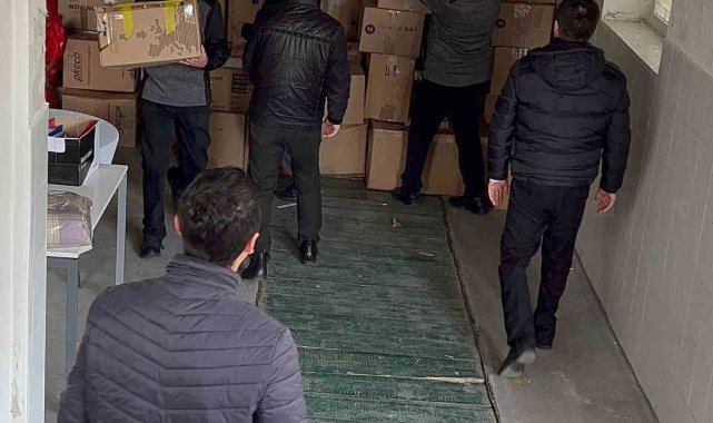 Büyükelçi ve gönüllüler yardım tırlarını ve kamyonlarını birlikte yüklediler