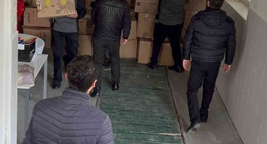 Büyükelçi ve gönüllüler yardım tırlarını ve kamyonlarını birlikte yüklediler