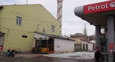 Büyükşehir Sarız'da hasarlı minareyi sorunsuz şekilde yıktı