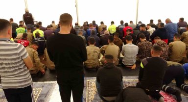 Çadırkentlerde cuma namazı, kurulan alanlarda kılındı