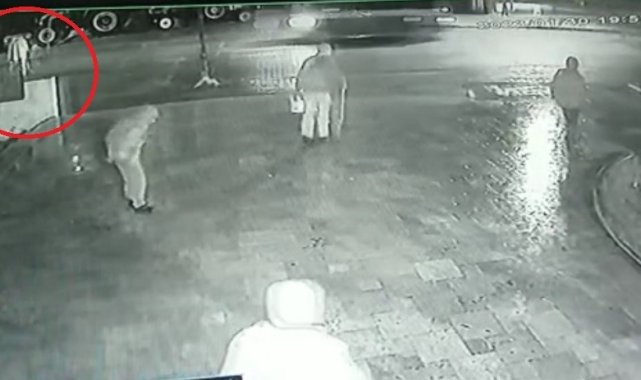 Cami çıkışı minibüs çarptı: Kaza anı kamerada