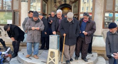 Camilerde depremzedeler için yardım toplandı