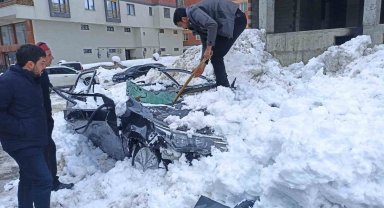 Çatıdan düşen kar kütlesi otomobili kullanılamaz hale getirdi