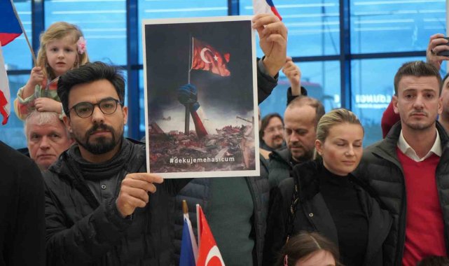 Çek arama kurtarma ekipleri çiçeklerle karşılandı