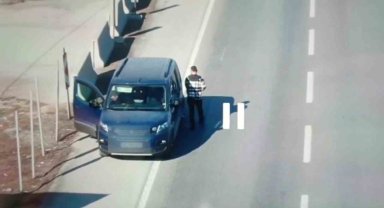 Ceza yememek için direksiyonda yer değiştirdiler, ama drondan kaçamadılar