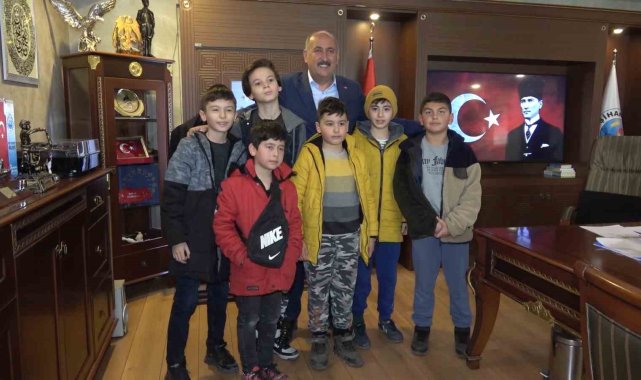 Çocuklar kumbaralarındaki harçlıklarını depremzedeler için bağışladı