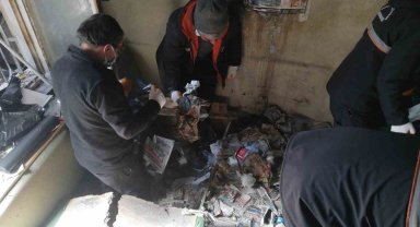 Çöp eve dönüşen daireden 10 kamyon çöp çıktı