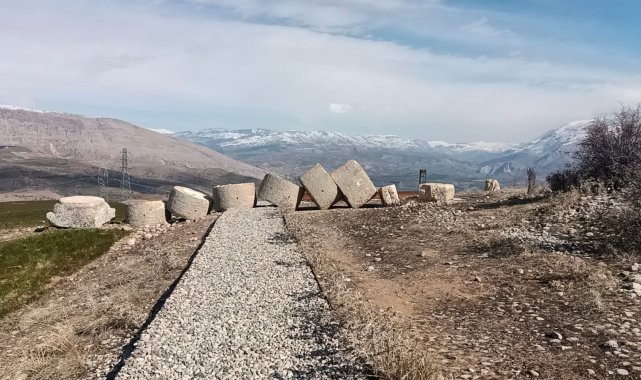 Deprem, tonlarca ağırlıktaki 'tokalaşma' sütunlarını yıktı