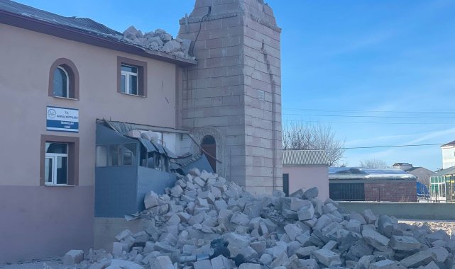 Depremde hasar oluşan caminin minaresi kontrollü olarak yıkıldı