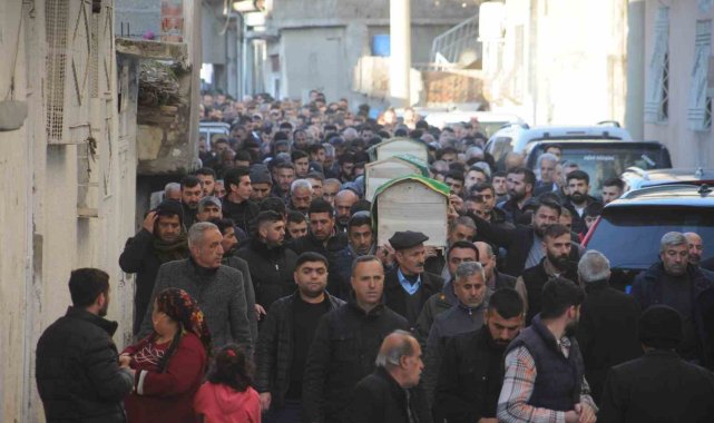 Depremde hayatını kaybeden anne ve iki kızı Cizre'de yan yana defnedildi