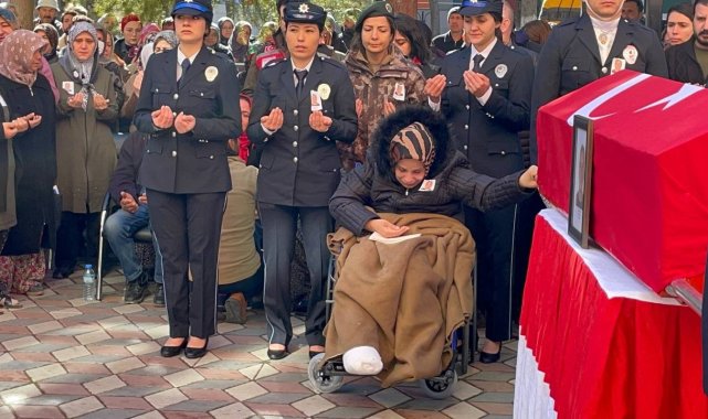 Depremde polis eşini ve 3 çocuğunu kaybetti, tekerlekli sandalye üzerinde tabuta son kez dokundu