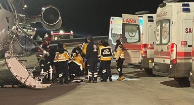 Depremde yaralanan 4 kişi ambulans uçakla Ankara'ya getirildi