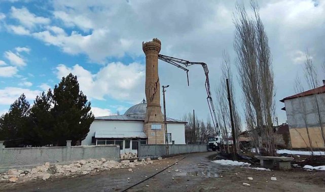 Depremde zarar gören minare kontrollü olarak yıkıldı