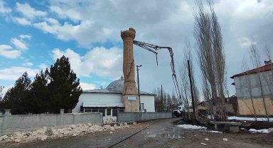 Depremde zarar gören minare kontrollü olarak yıkıldı