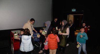 Depremden etkilenen çocuklara sinema keyfi