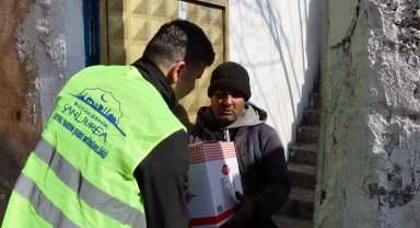 Depremden etkilenen vatandaşların gıda kolileri evlerine ulaştırılıyor