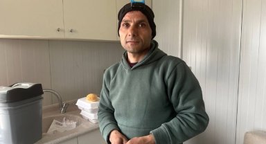 Depremden kurtuldu, konteynerlarda montaj yaptı