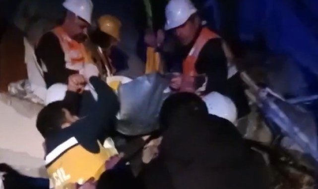 Depremin 40. saatinde Ramazan amcayı öğretmenler kurtardı