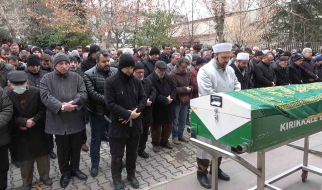 Depremin yıktığı binanın enkazında kalan 10 yaşındaki çocuk toprağa verildi