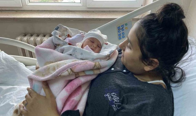 Depremzede çift anne baba olmanın sevinciyle teselli buldu