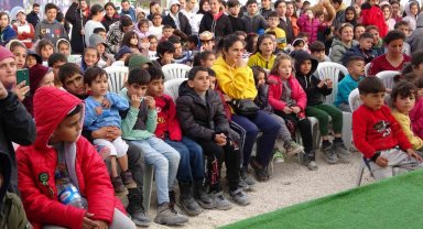 Depremzede çocuklar çadır kentlerde böyle eğleniyor