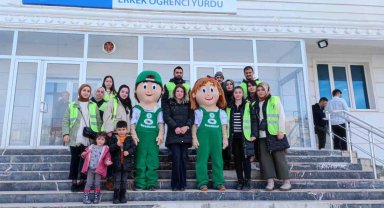Depremzede çocuklar gönüllü oyun arkadaşlarıyla moral buluyor