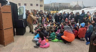 Depremzede çocuklara 'Meddah Amca'dan masallar"