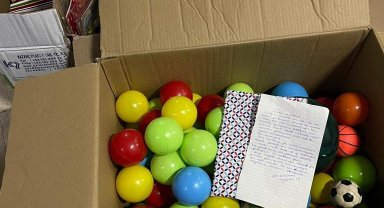 Depremzede çocuklara gönderilen yardım kolisinden çıkan not duygulandırdı