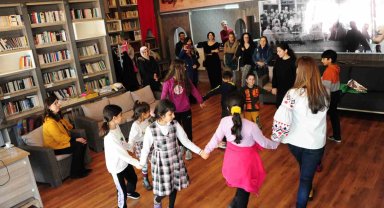 Depremzede çocuklara psikolog eşliğinde etkinlik