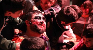Depremzede çocuklara Sivas'ta tiyatro morali