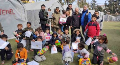 Depremzede çocukları askerler oyuncak vererek sevindirdi