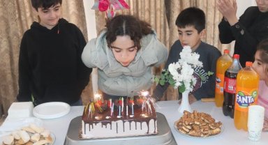 Depremzede Fatma'ya polislerden doğum günü sürprizi