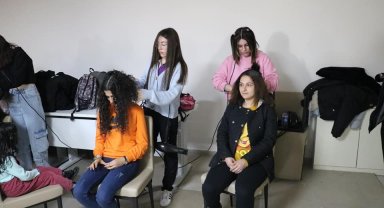 Depremzede kadın ve çocuklara ücretsiz saç kesimi ve cilt bakımı hizmeti^
