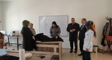 Depremzedeler için battaniye ve pijama dikiyorlar