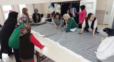 Depremzedeler için uyku tulumu dikiyorlar