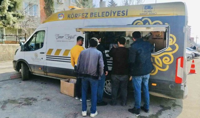 Depremzedelere her gün çorba ve çay ikram ediliyor