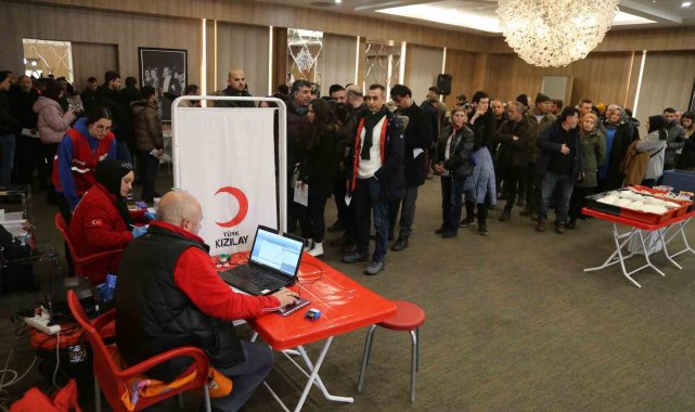 Depremzedelere kan bağışı için birbirleriyle yarıştılar