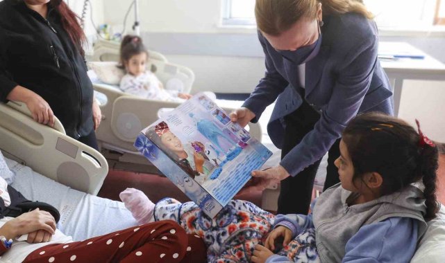 DEÜ Rektörü Hotar'dan depremzedelere moral ziyareti