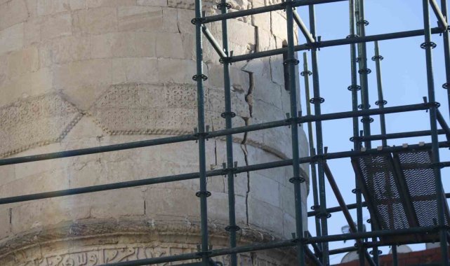 Diyarbakır'da 5 asırlık Parlı Sefa camisinin minaresi depremden zarar gördü
