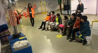 Doğal afet sonrası çocuklara müze terapisi