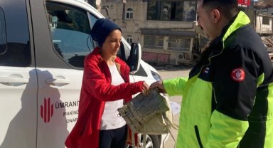 Ekiplerin enkazda bulduğu çantanın sahibine sosyal medyadan ulaşıldı