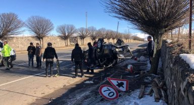 Elazığ ağaca çarpan hafif ticari araç ters döndü: 2 yaralı