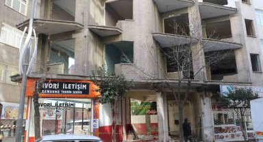 Elazığ'da ağır hasarlı binalara 'naylon şeritli' önlem