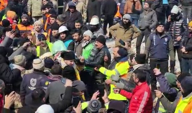 Elbistan'da 12 yaşındaki Muhammed depremden 79 saat sonra enkazdan çıkartıldı