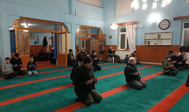 Eller semaya depremzedeler için açıldı