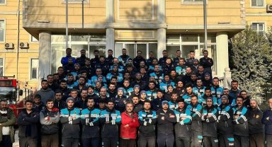 Enkaz altında orucunu itfaiye erinin verdiği su ile açtı