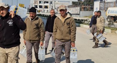 Enkaz başından ayrılmayan can dost
