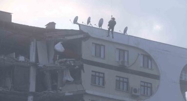 Enkazdaki kedi için helikopter kaldırıldı